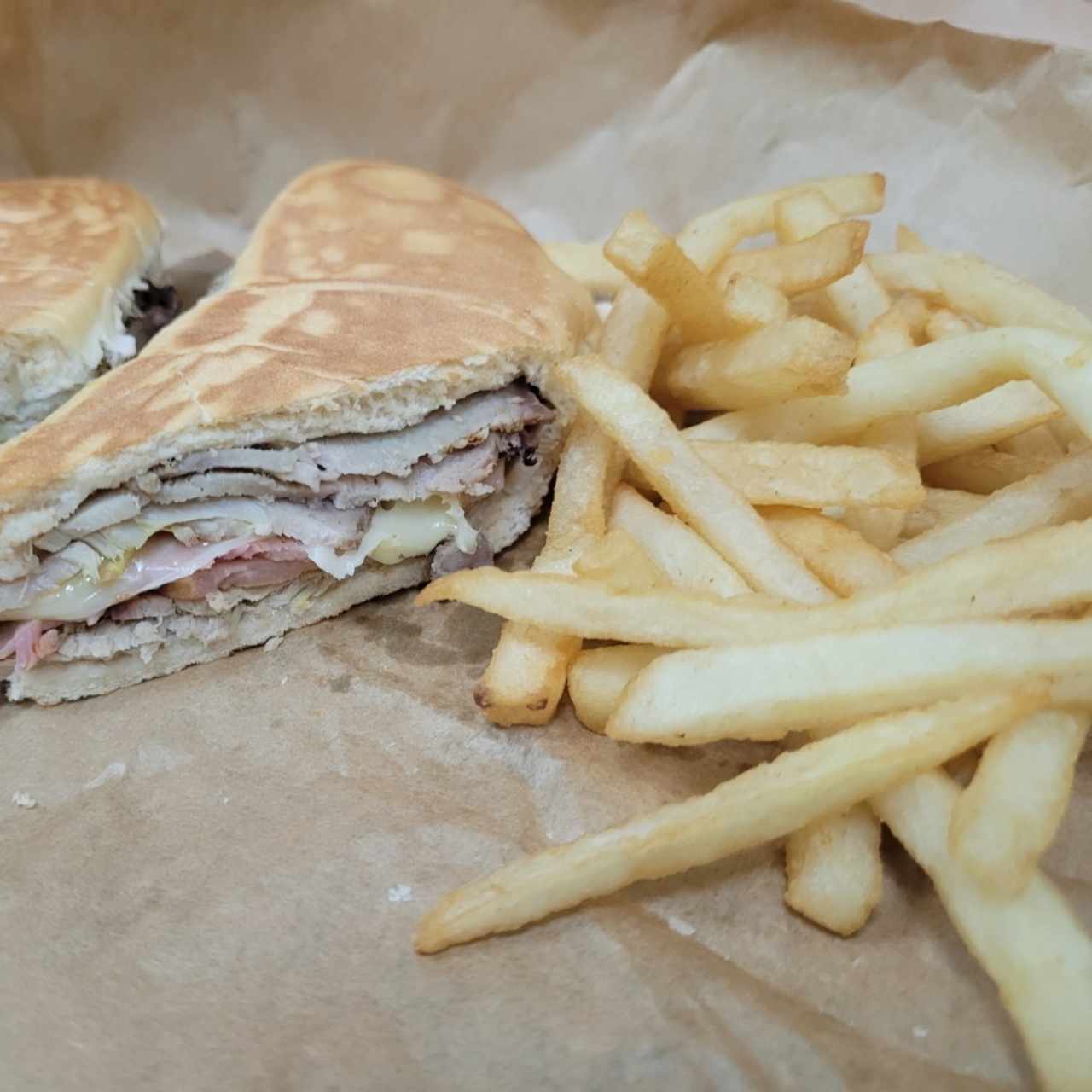 EMPAREDADOS & HAMBURGUESAS - El Cubanito