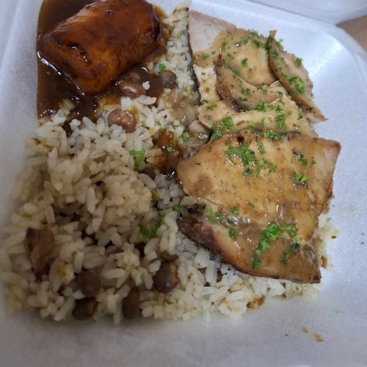 CERDOS - Pernil Asado con arroz con guandú y platano en tentacion