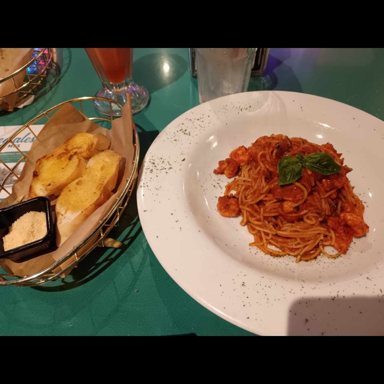Espagueti con camarones a la boloñesa 