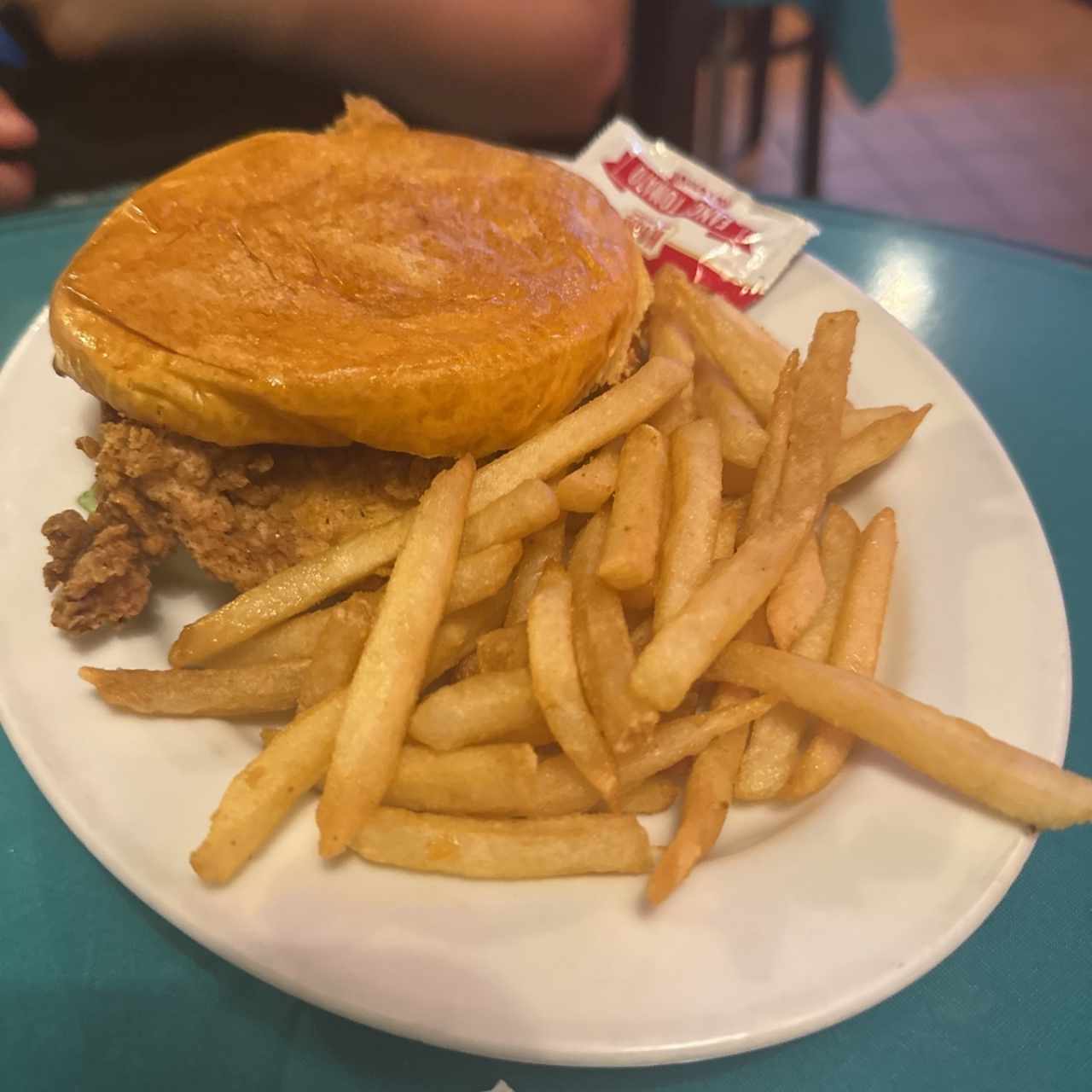 Emparedado de Pollo Frito Aloha