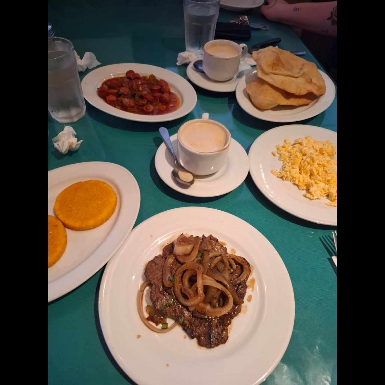 hígado encebollado, salchichas guisadas,