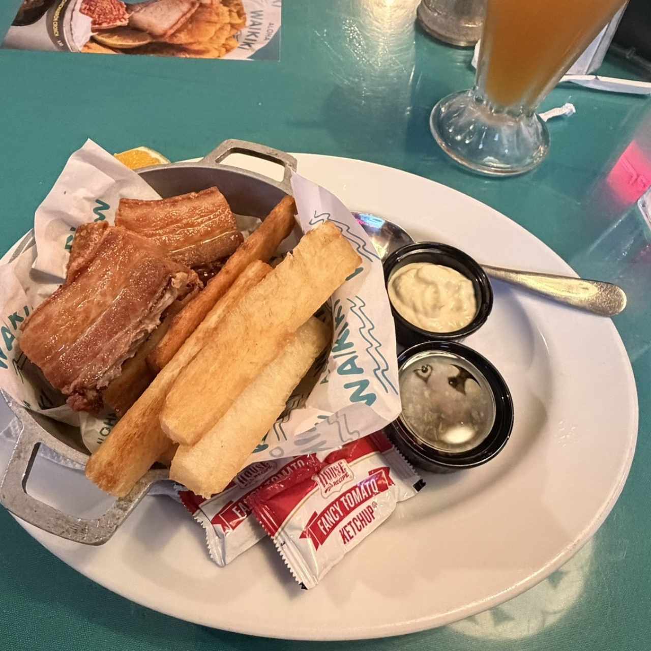 Chicharron con yuca frita 