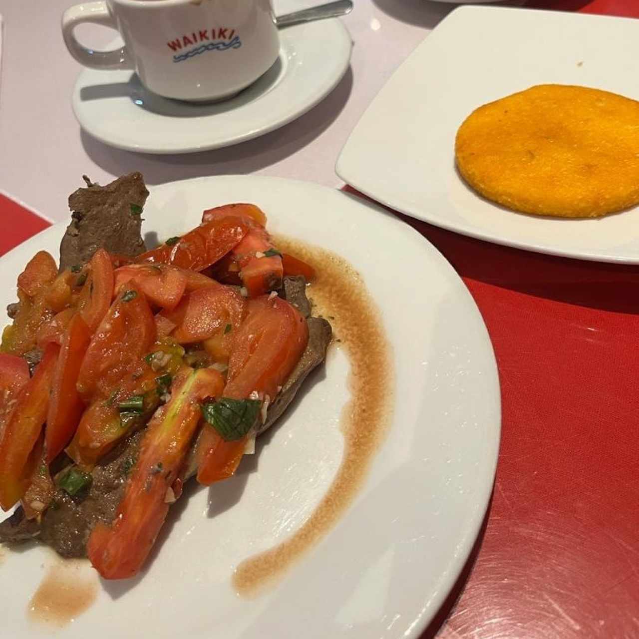 Higado entomatado con tortilla de maiz frita