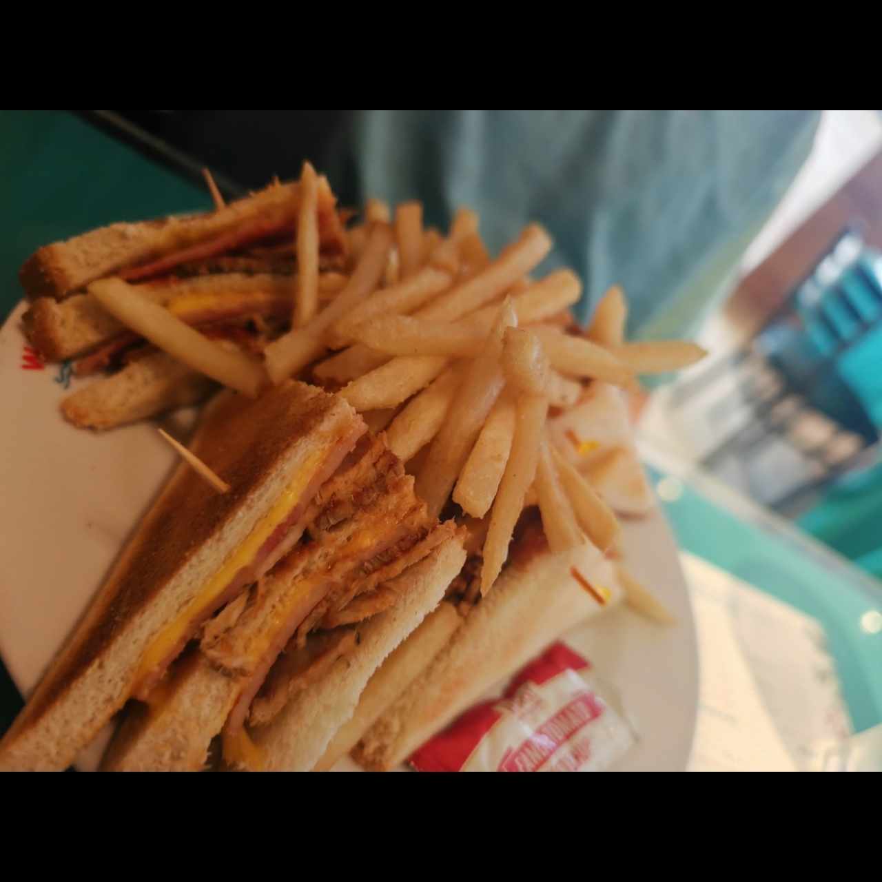 EMPAREDADOS & HAMBURGUESAS - Club Sandwich