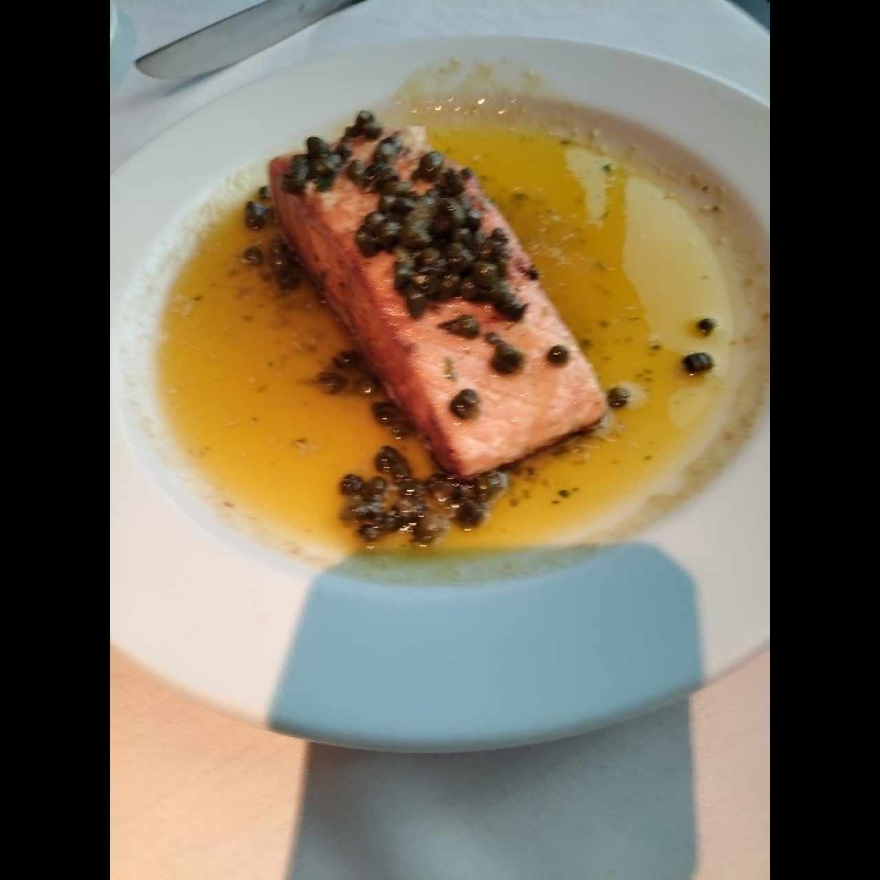 Salmón con alcaparra
