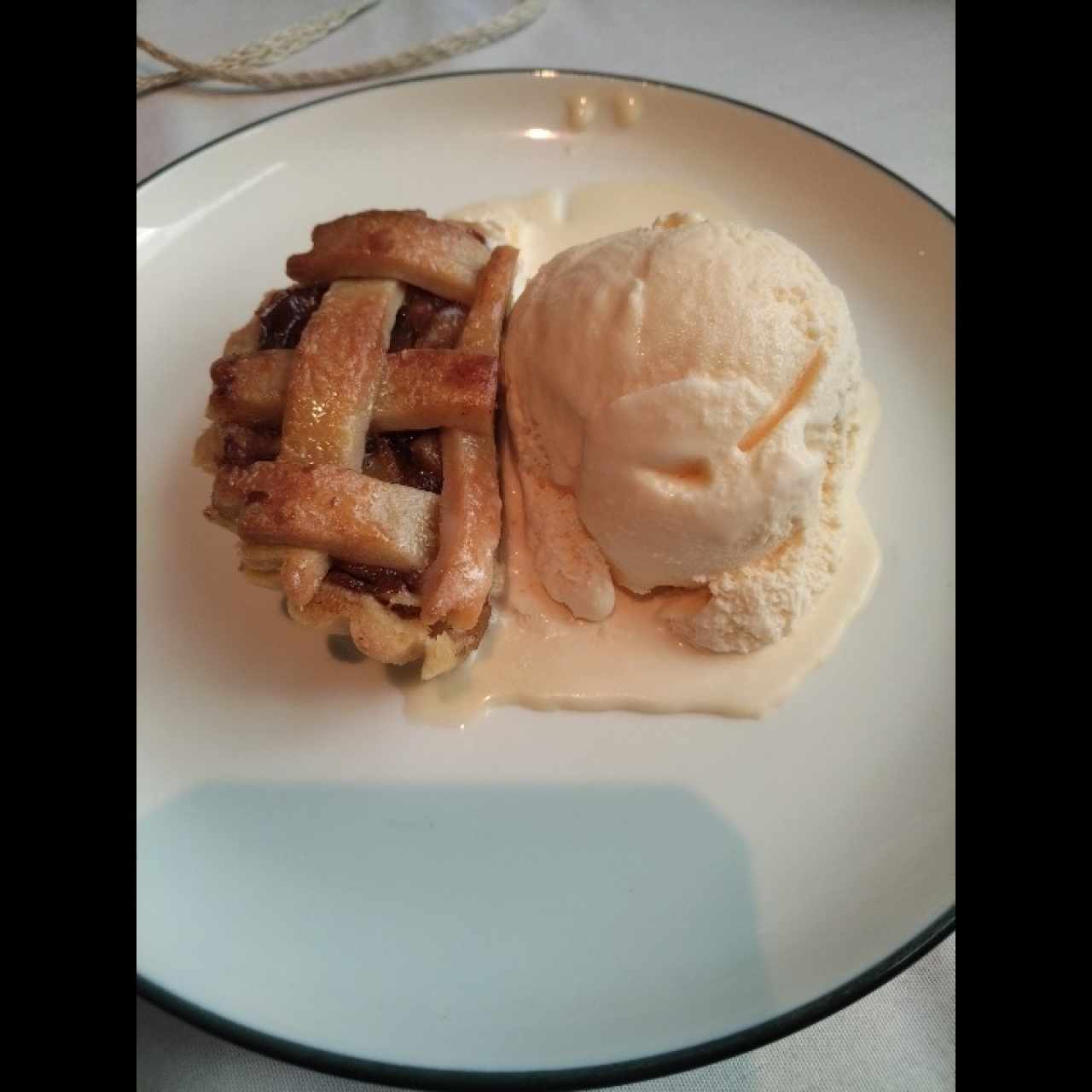 Pay de manzana y helado