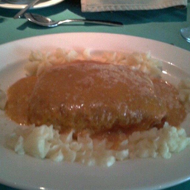 Filete de corvina relleno de camarones, acompañado de puré