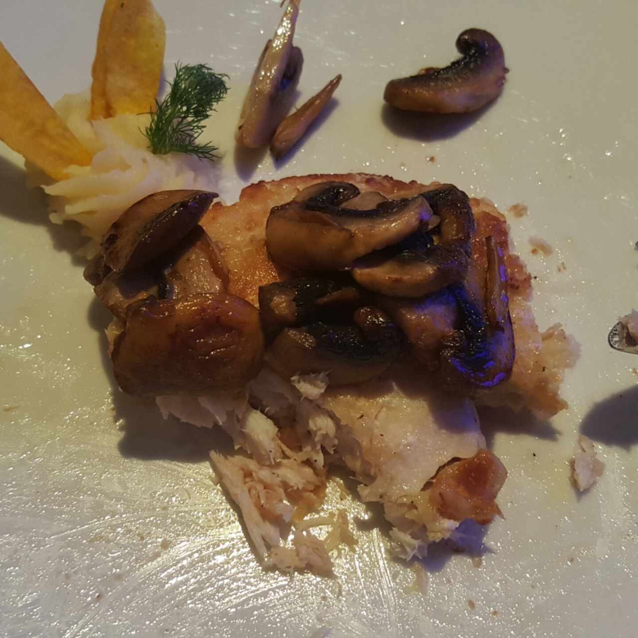 Corvina con hongos