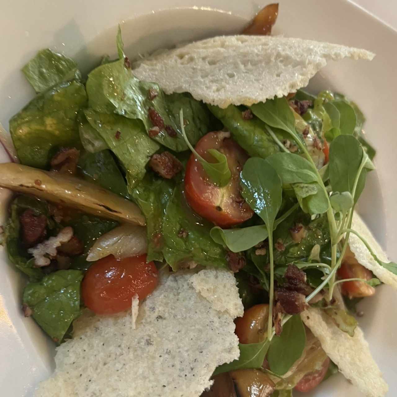 Ensalada con Peras, Pecanas y Costras de Parmesano