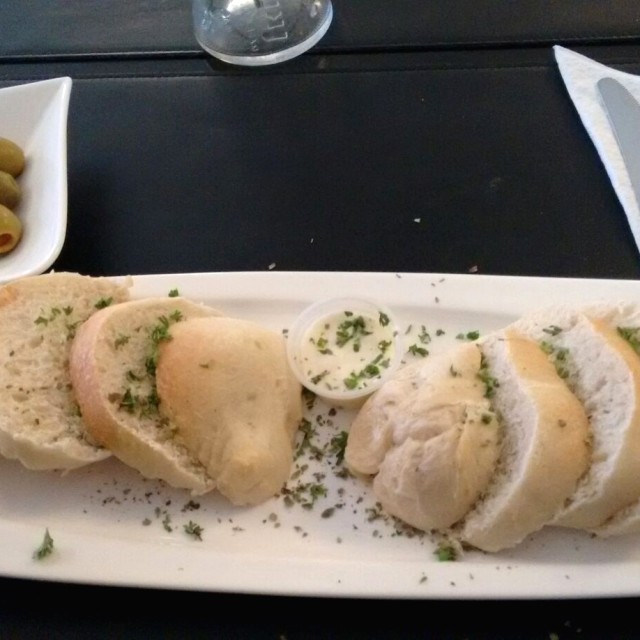 Aceitunas y pan de ajo