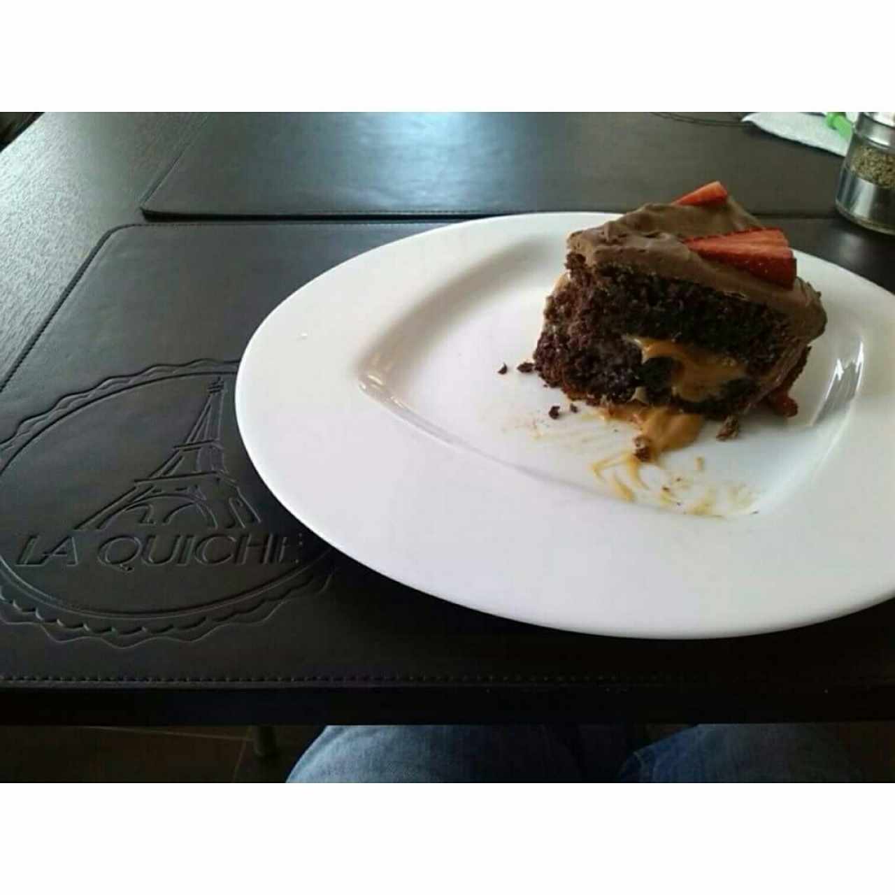 Pastel de chocolate con arequipe y fresas