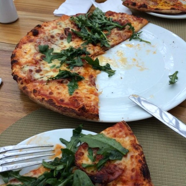 Pizza de Salami, champiñones y rúgula 