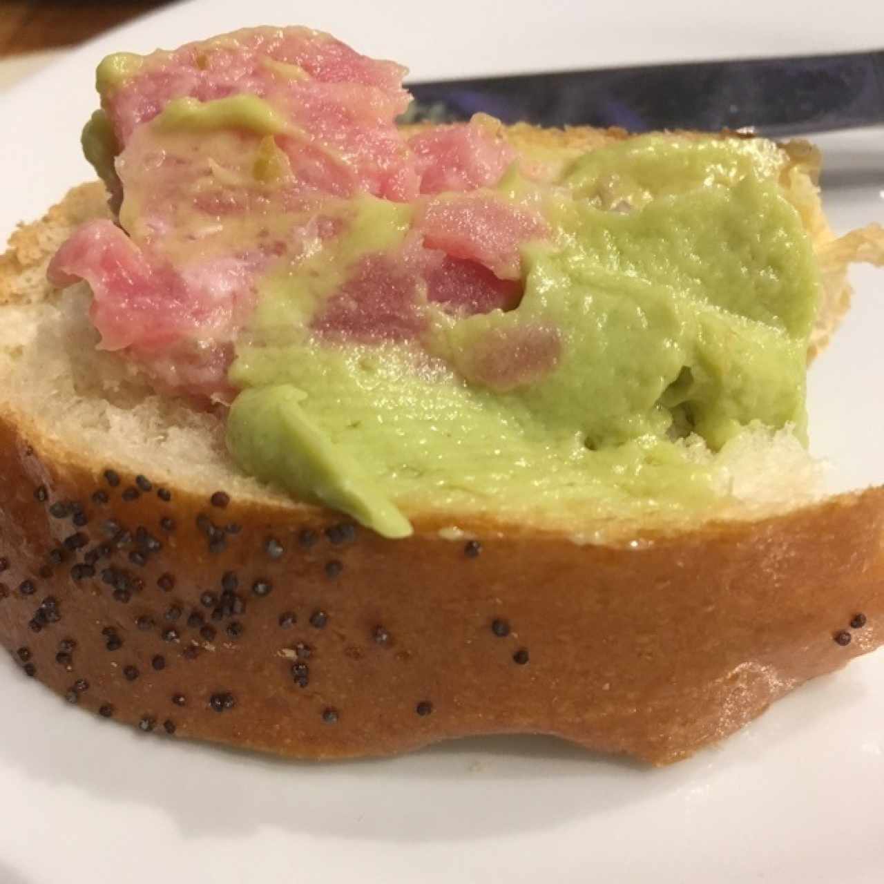 Tartar de atún sobre pan