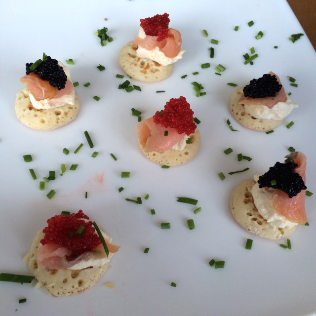 Canapés de salmón ahumado y caviar