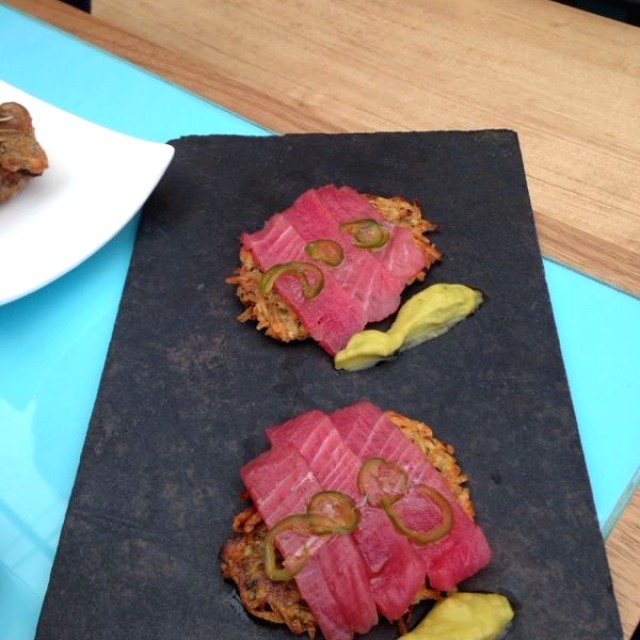 Montaditos de hash Brown, Tataki de atún , jalapeños y aguacate