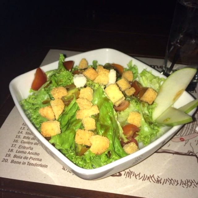 Ensalada de la casa, acompañamiento de hamburguesa 