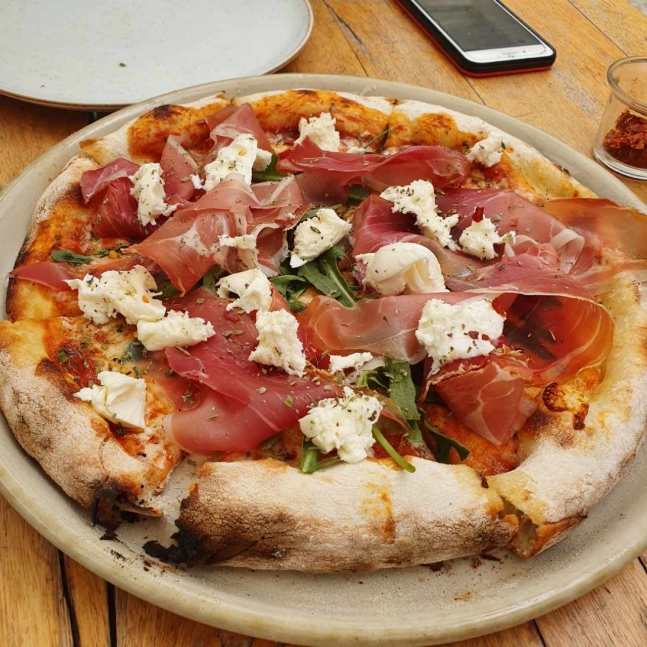 pizza prosciutto con queso de búfala 