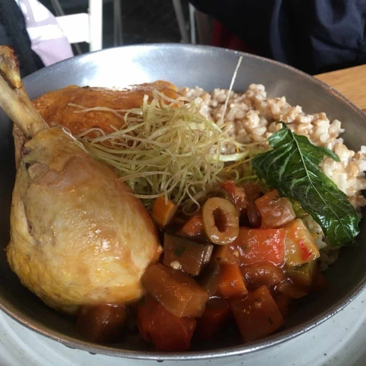 Pollo alla cacciatora con orzotto alle verdure