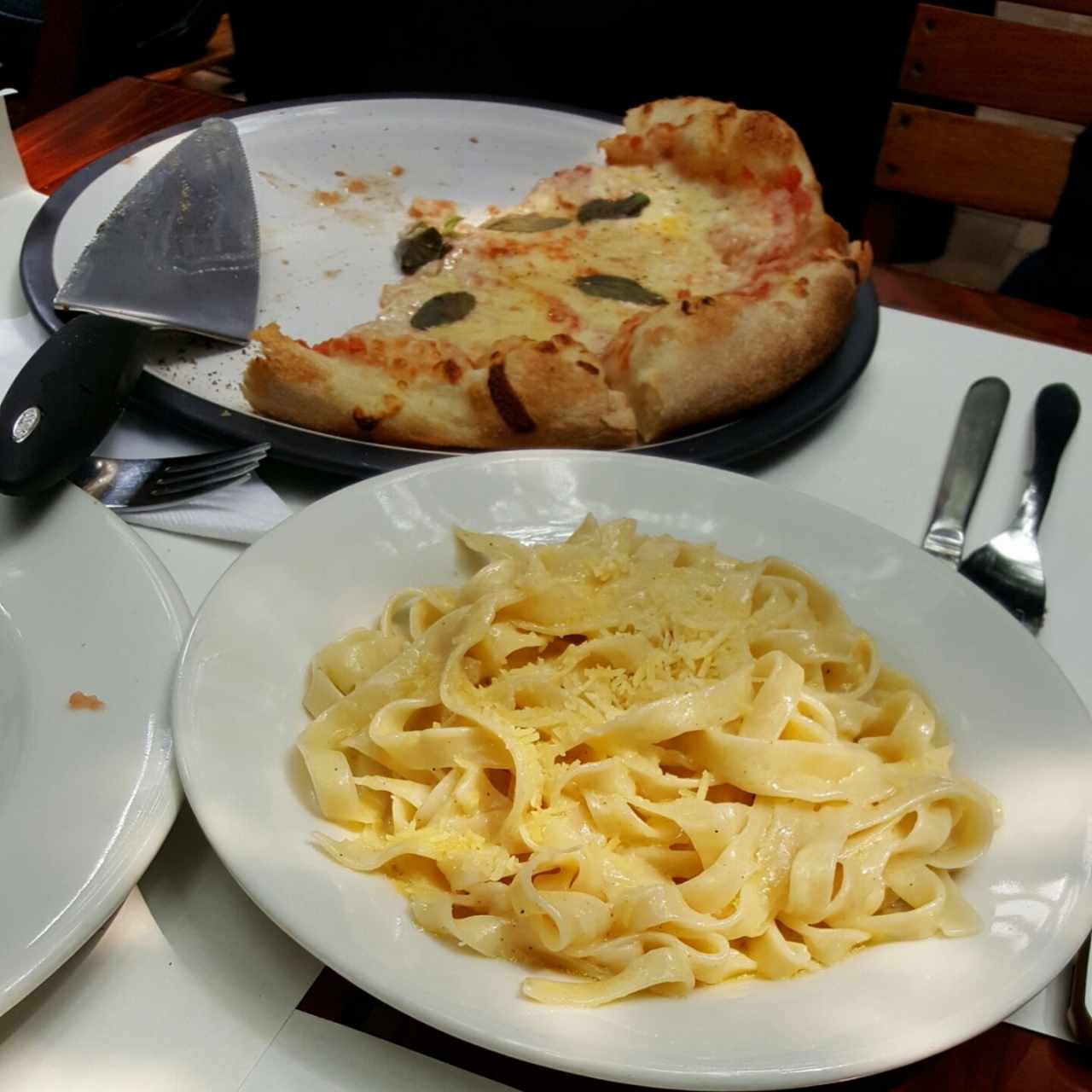 Pizza Margarita y Fetuccini al burro
