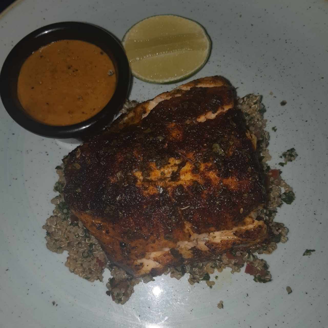 Salmón en cama de quinua