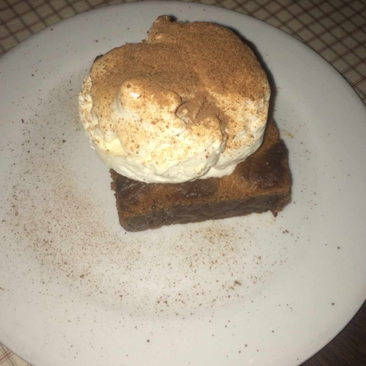 Brownie de milo con helado de vainilla 