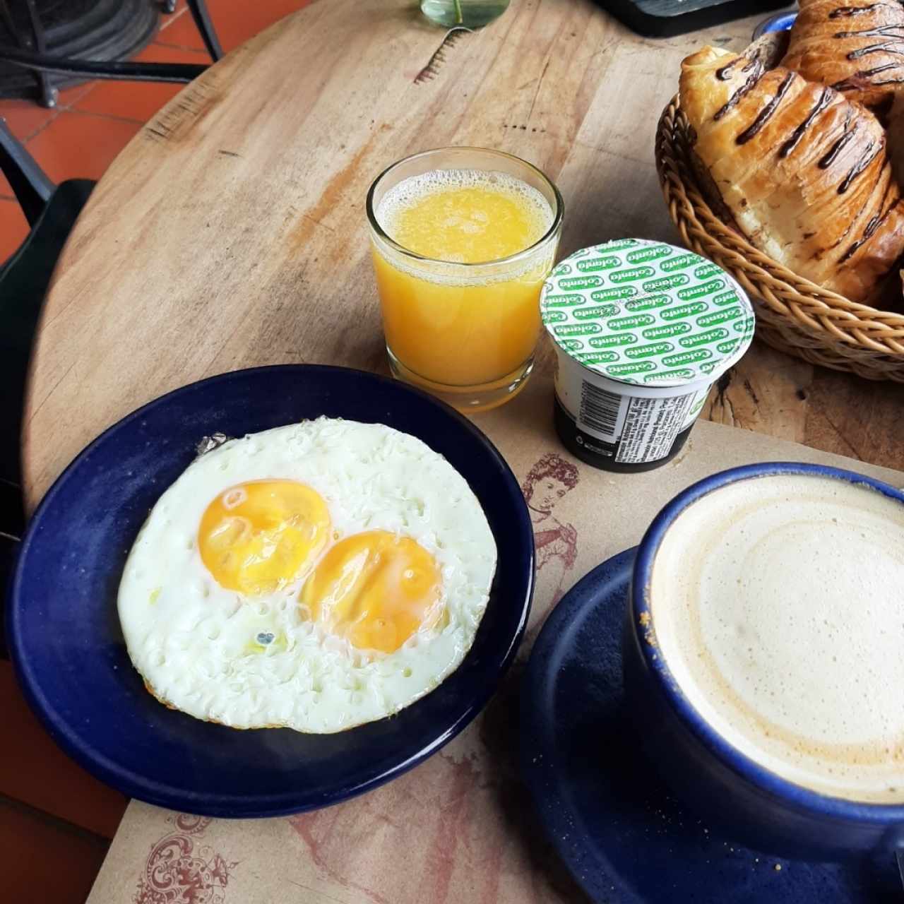 Desayuno con huevos fritos.