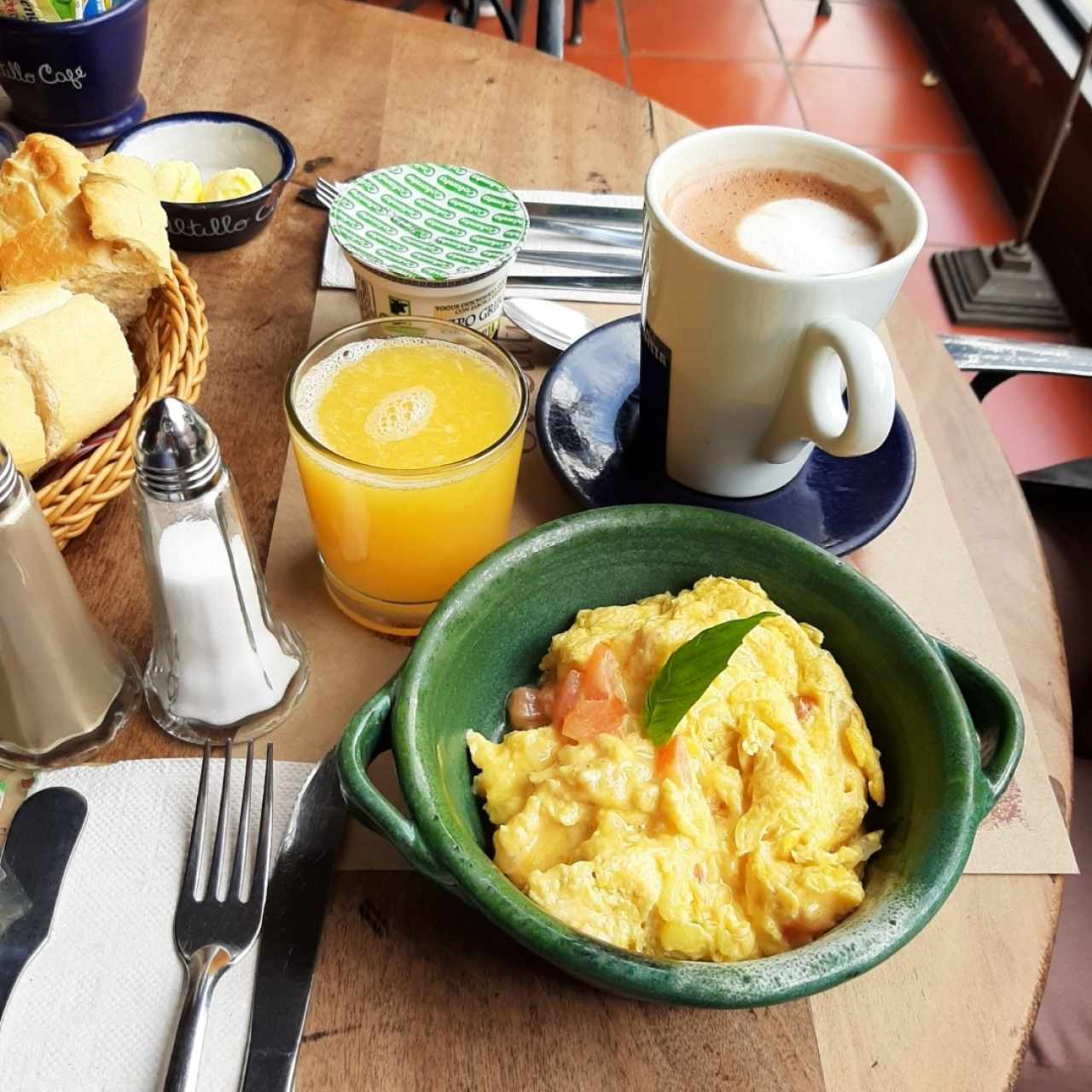 Desayuno huevos pericos.