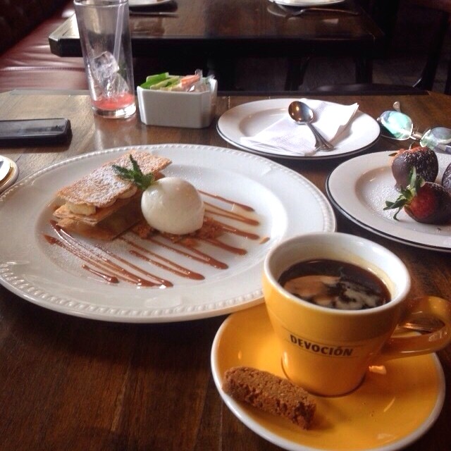 Napoleón de manzana, café y fresas con chocolate de cortesía 