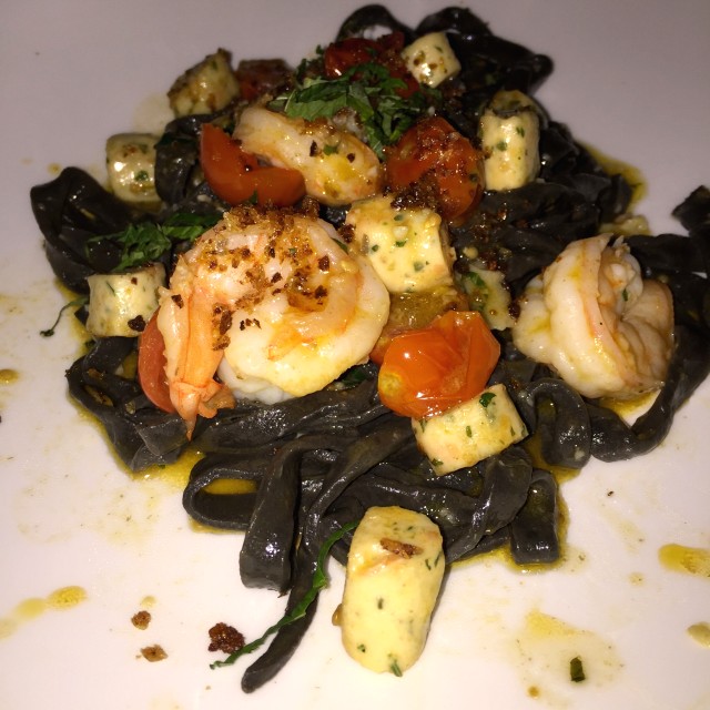 Linguini Nero, langostinos y salchicha de pescado