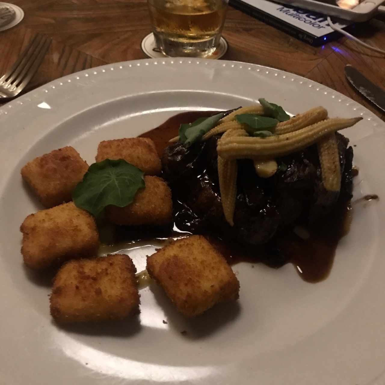  Lomo de Res con mazorca baby asada, polenta frita, jus de hongos y mostaza antigua