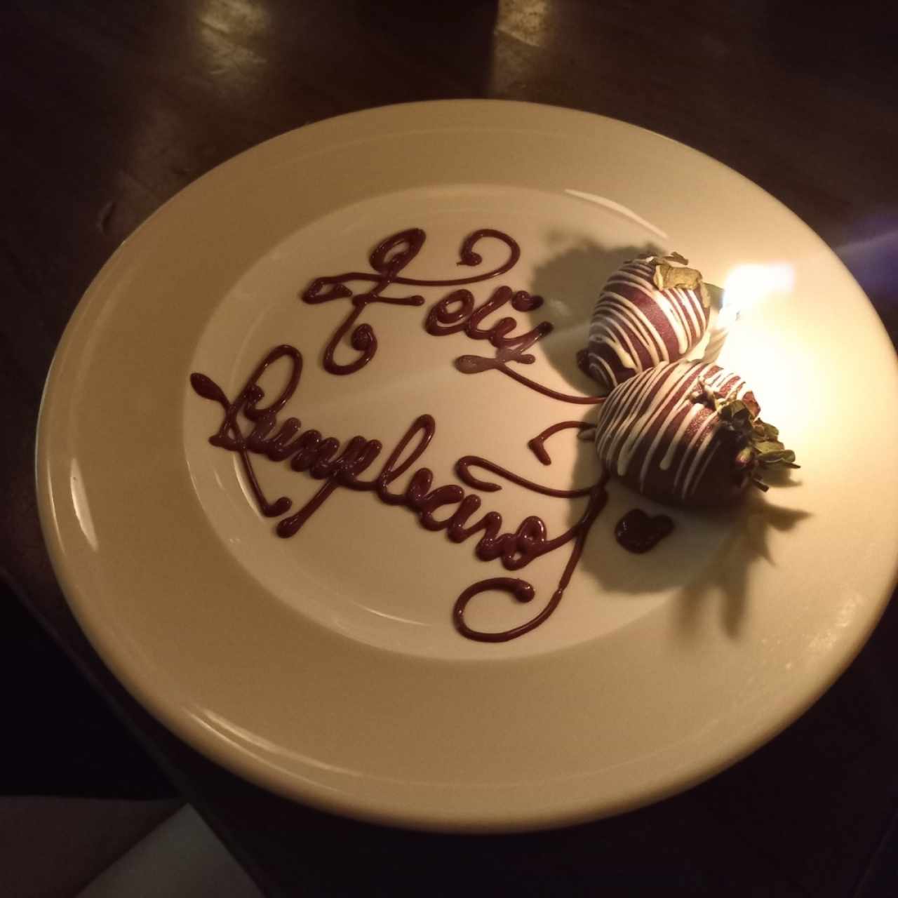 Detalle por cumpleaños. (fresas cubiertas con chocolate)