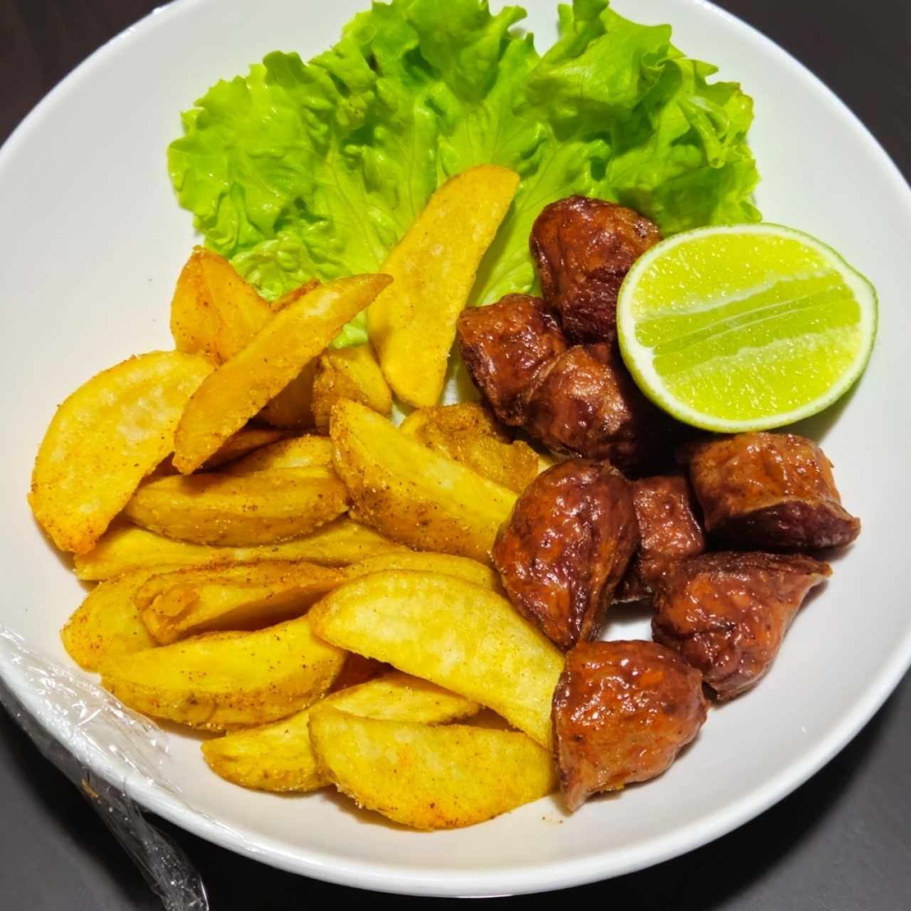 Chorizos con papas rusticas