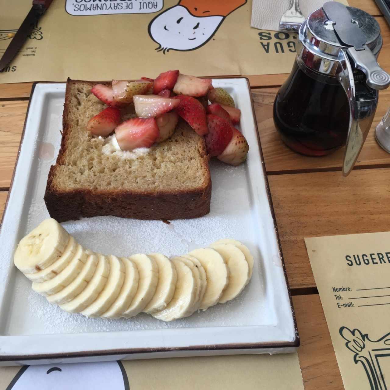 Tostada de banano con fruta