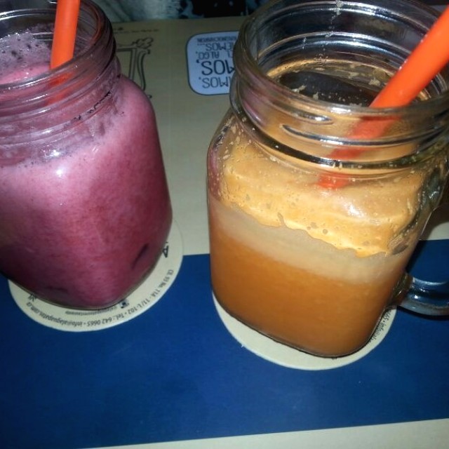 Frutos rojos y naranja con zanahoria