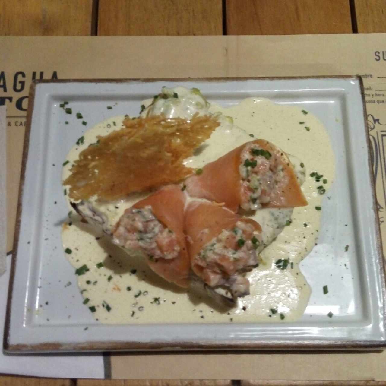 Pato Grizzly - salmón, aguacate, queso mozzarela y salsa holandesa. 
