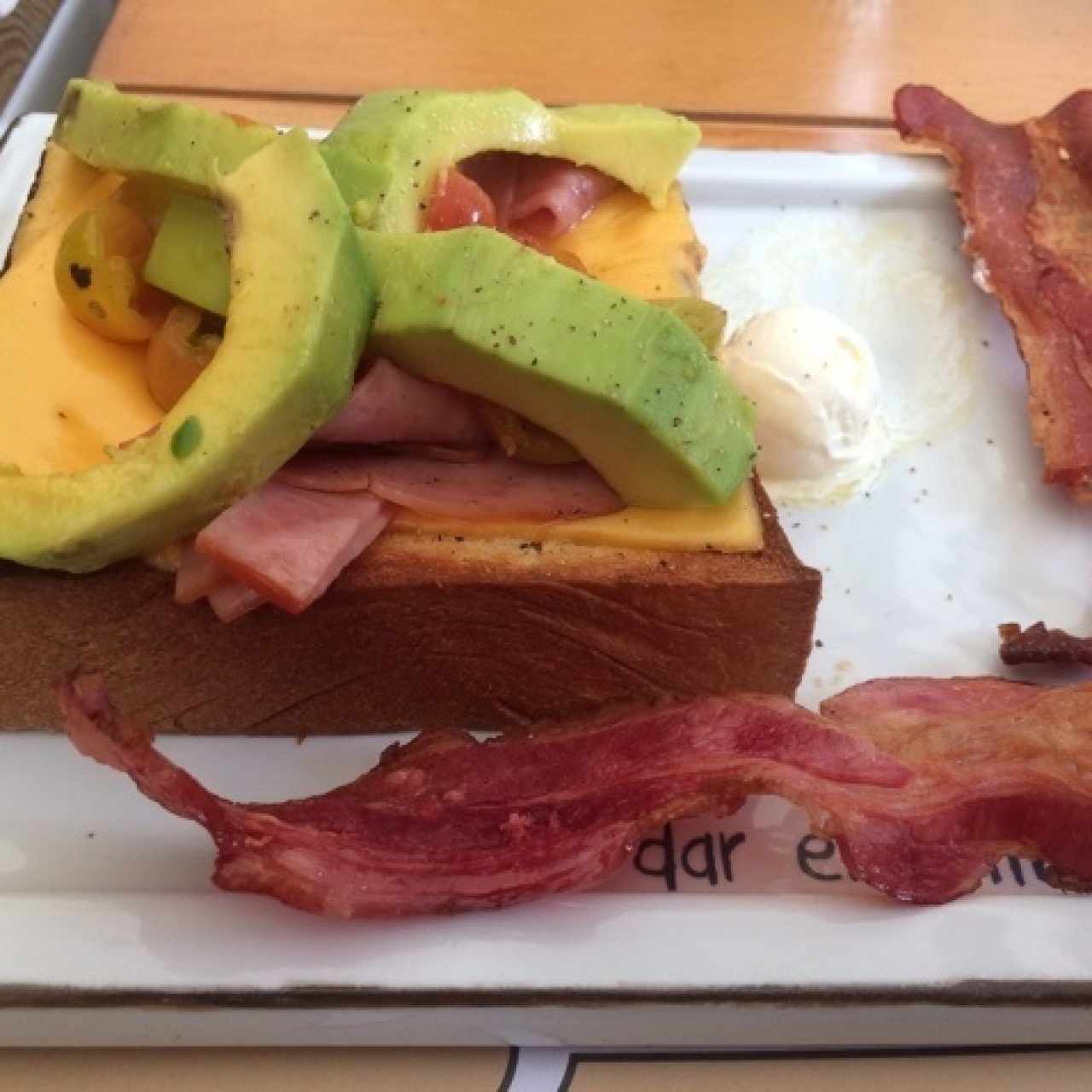 Armado al gusto con: Jamon, cheddar, cherrys, tocineta y aguacate