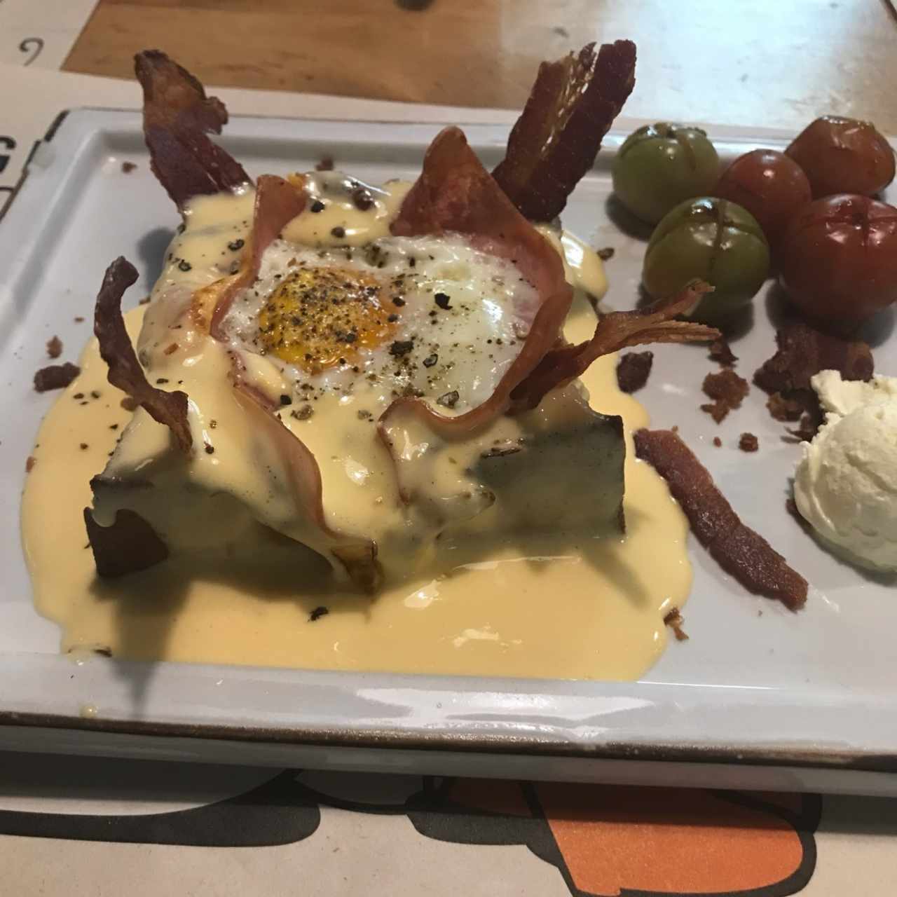 Patico horneado con huevo queso y tocineta