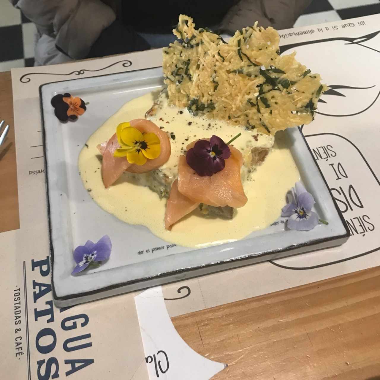 Patico con salmon, huevo, queso parmesano