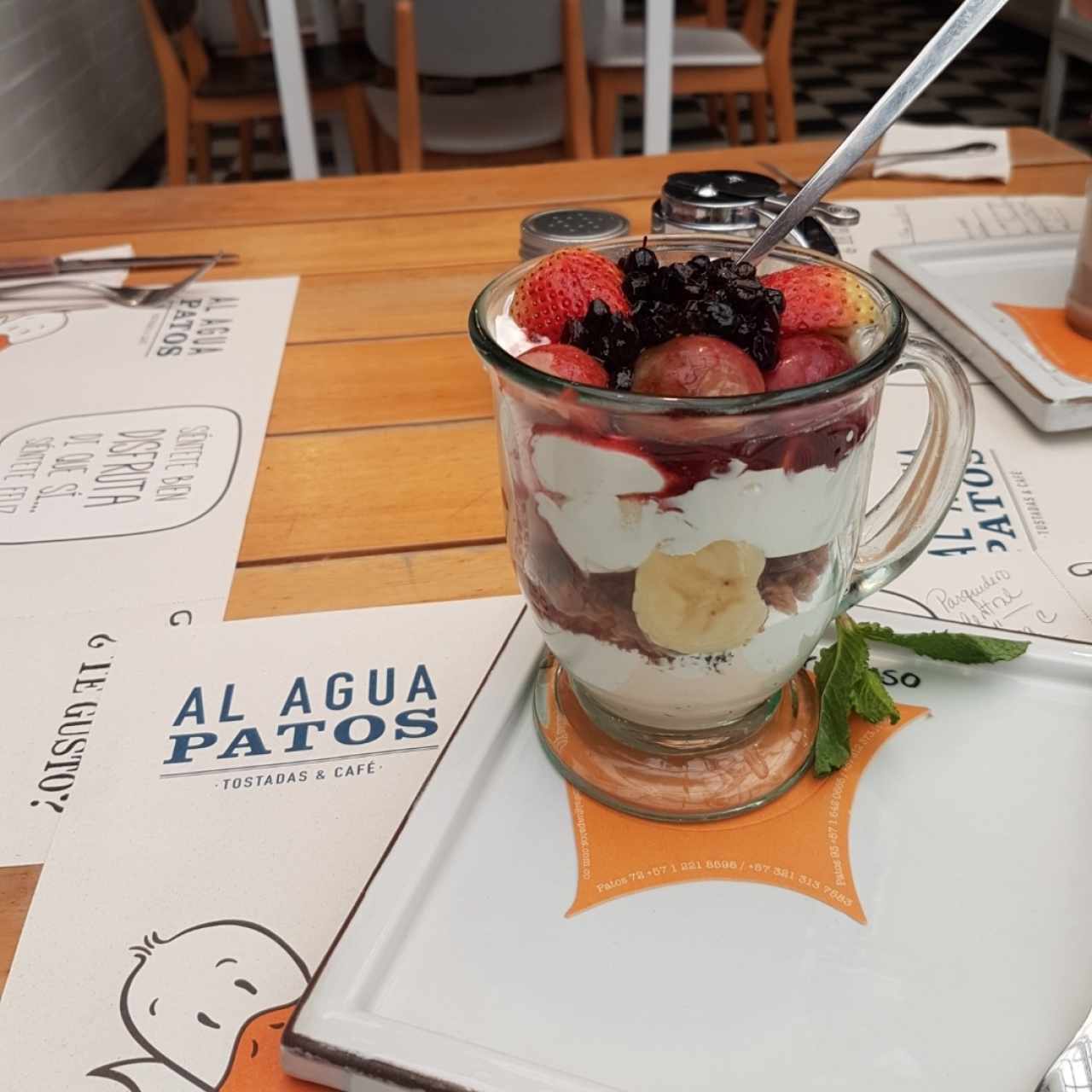 Granola con frutas rojas