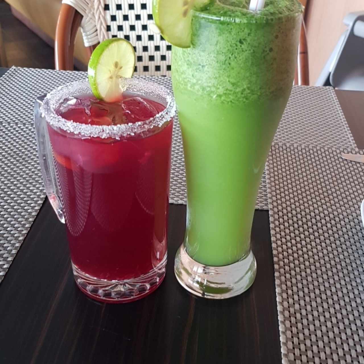 chicha morada y limonada de hierba buena