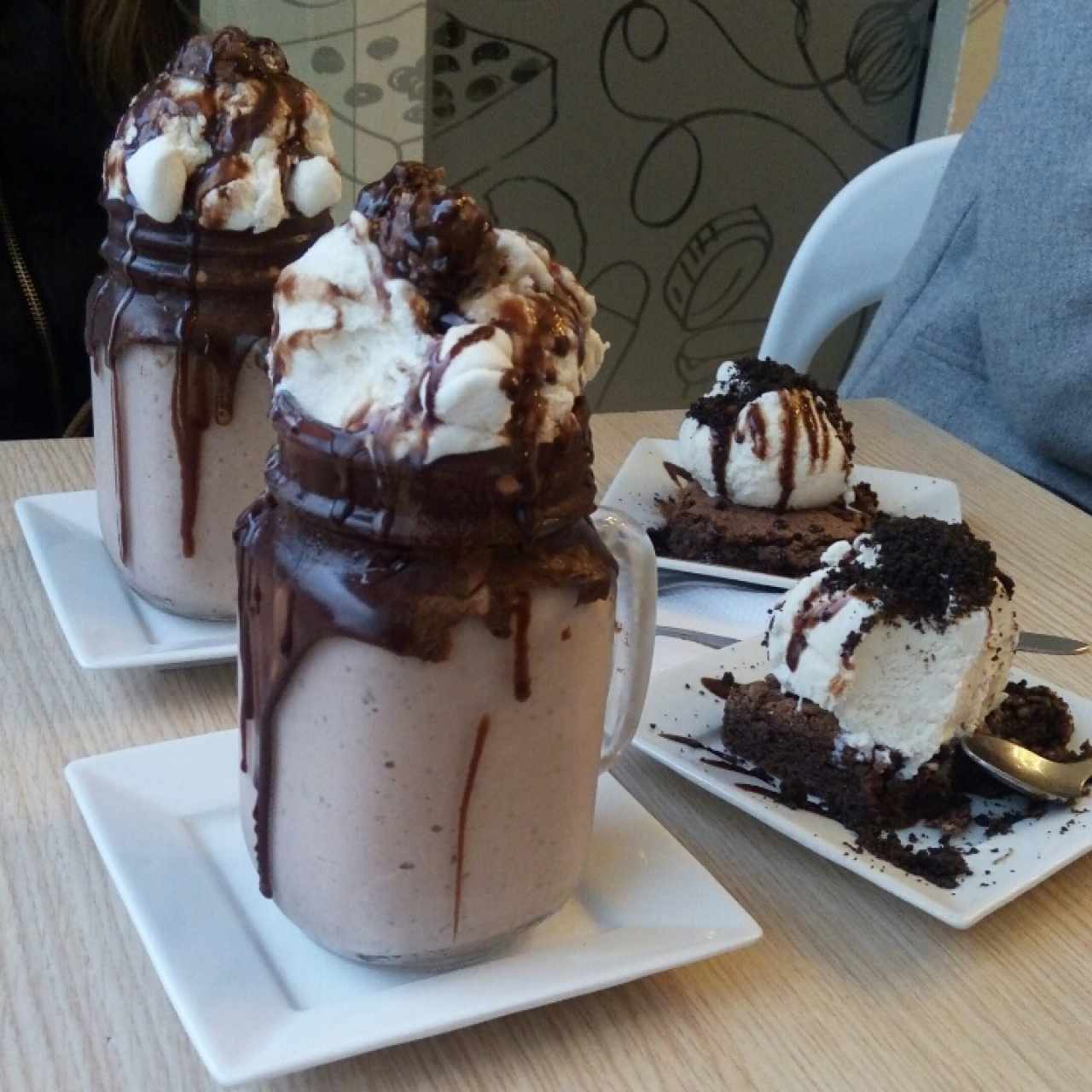 Malteada de nutella y ferrero roche - brownies de milo y chispas de chocolate.