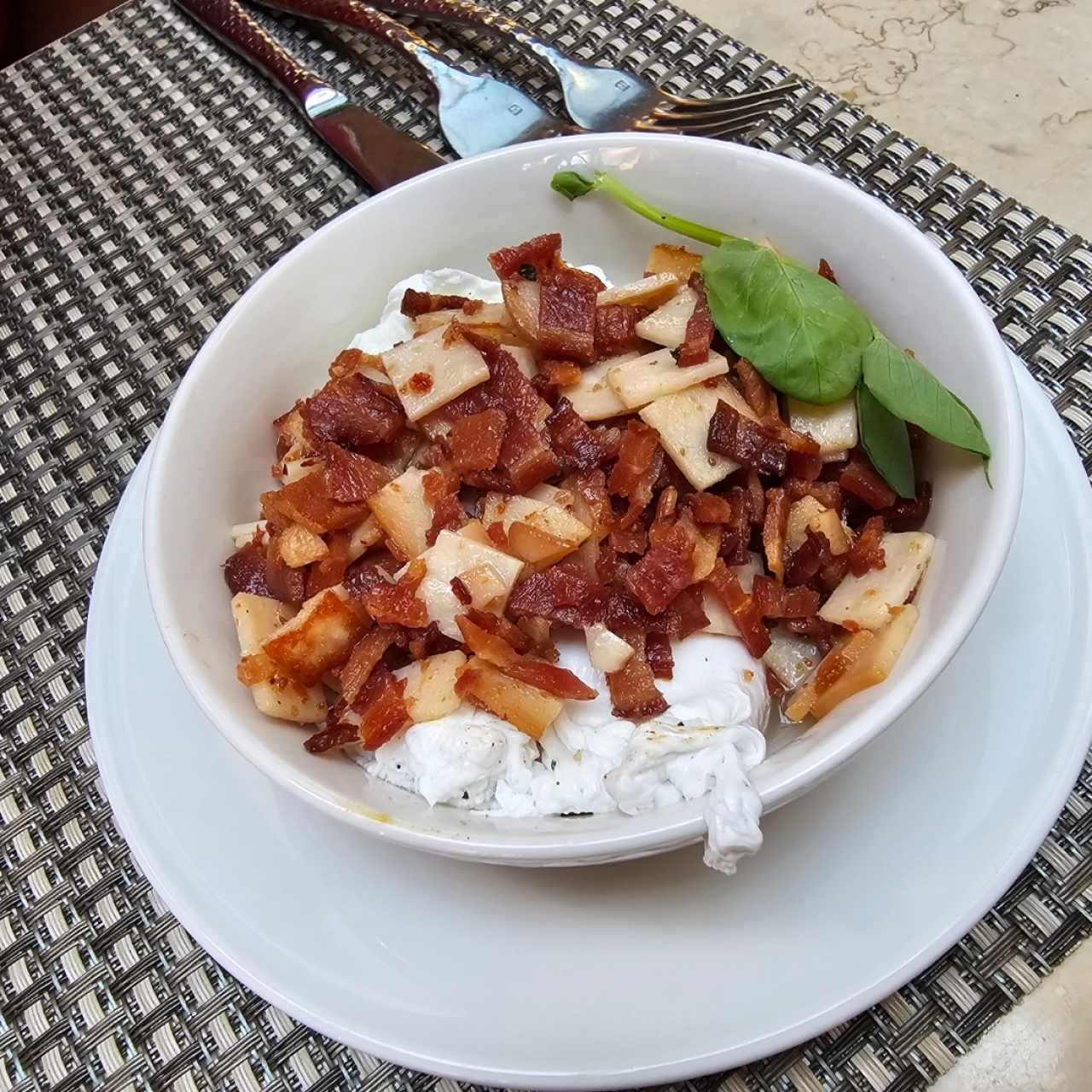 huevo pochado con beacon y jamón 