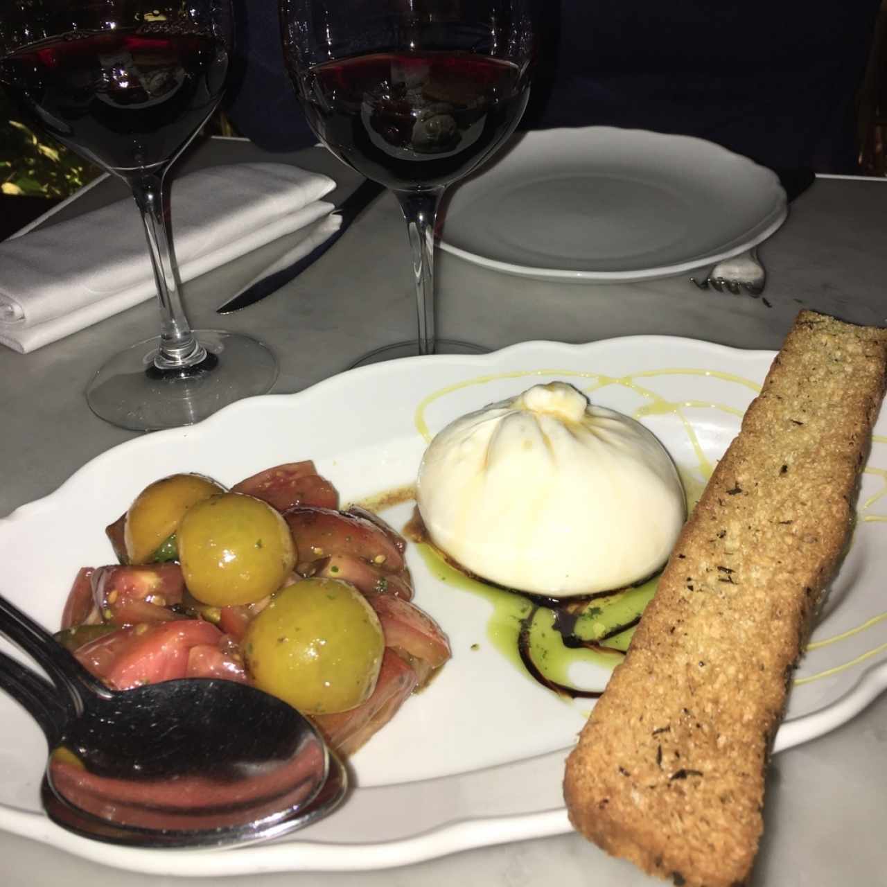 burrata con tomates en balsámico