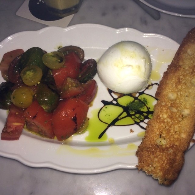 Mozzarella de bufala con tomates orgánicos, pesto y reducción de balsámico