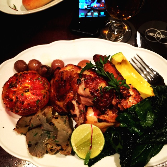 Pollo picnic, aconpañado de papa richie, flor de alcachofa,tomate parrillado y aguacate 