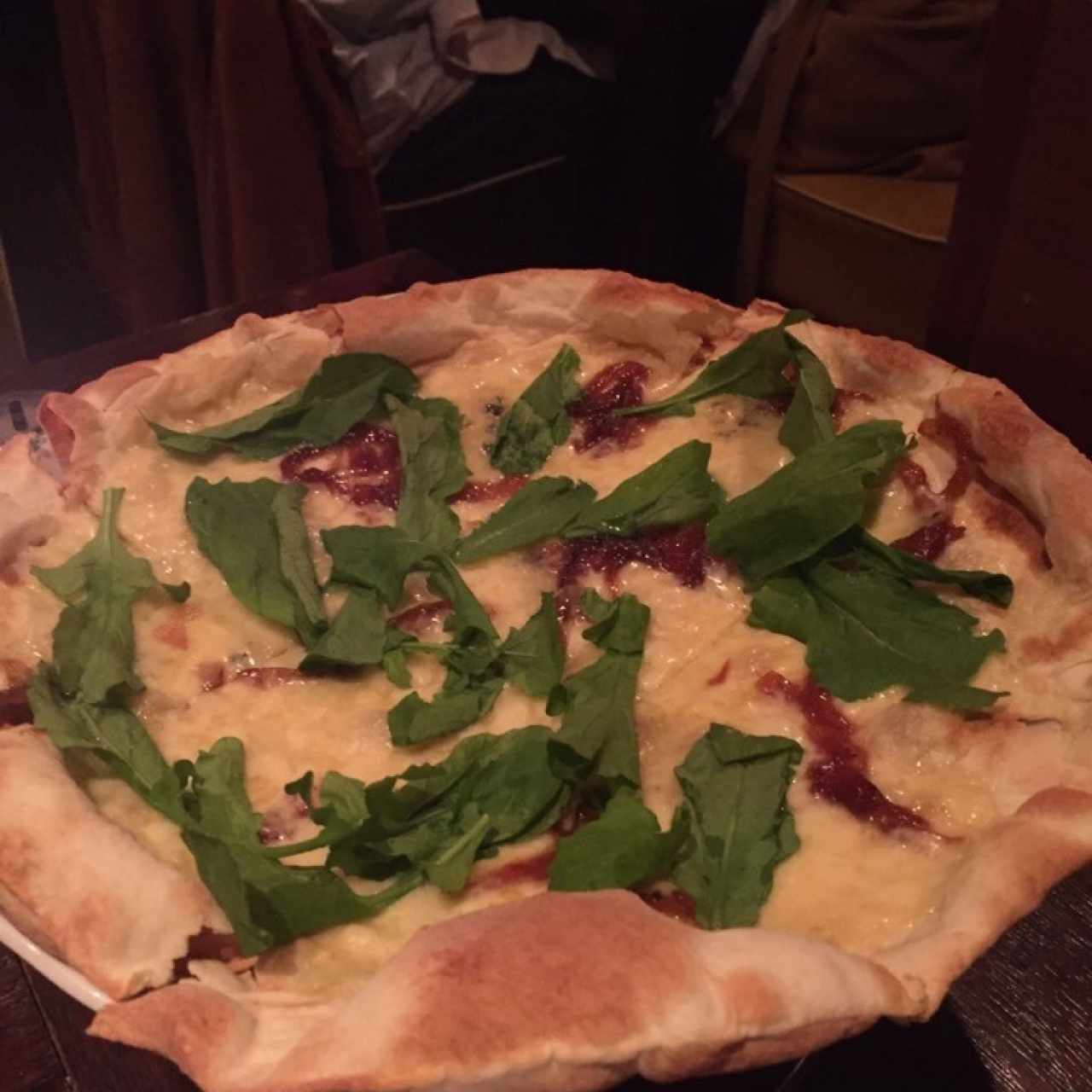 pizzeta 3 quesos, cebolla carenelizada y rúgula