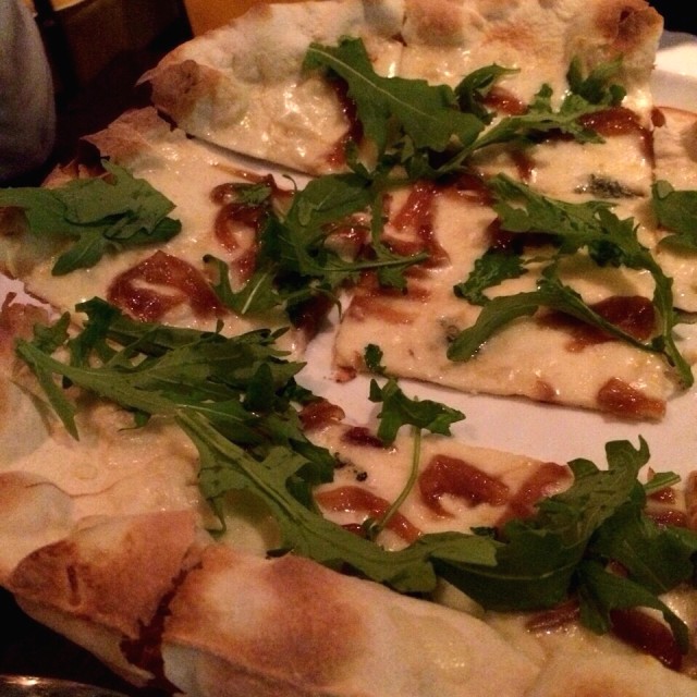 Pizza 3 quesos con cebolla caramelizada