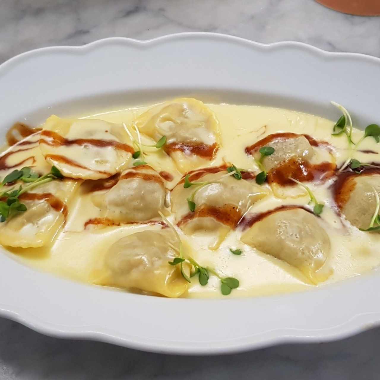 Ravioles con Rabo de Toro y salsa gruyere