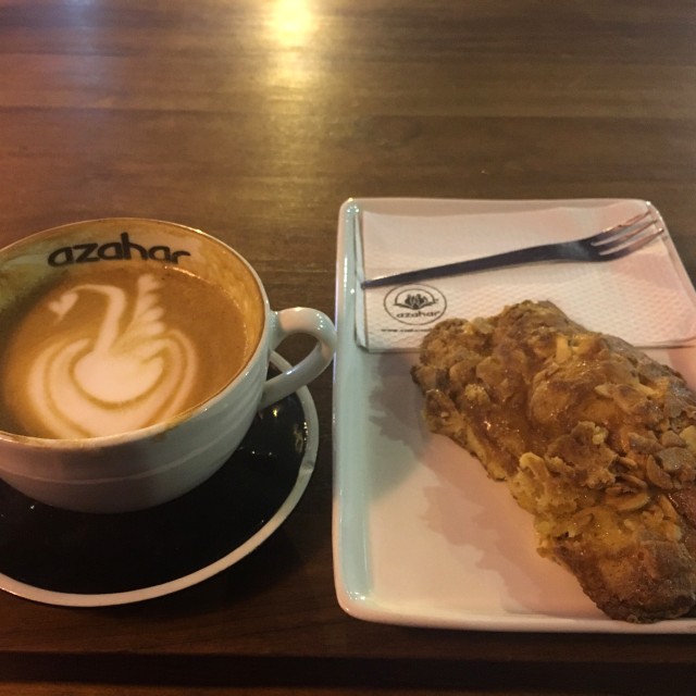 Capuccino y croissant de almendras