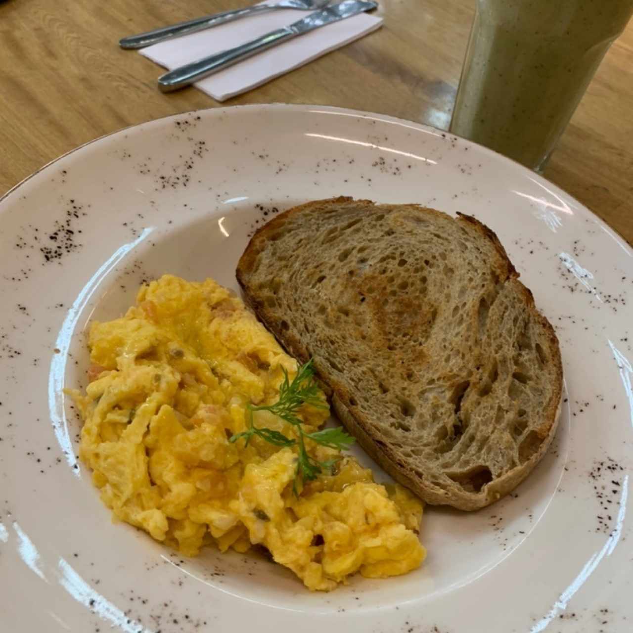 Huevos migas paisas